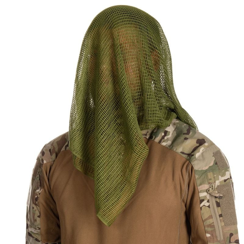 Lifestyle : Echarpe filet Vert OD portée en extérieur pour camouflage tactique léger et respirant