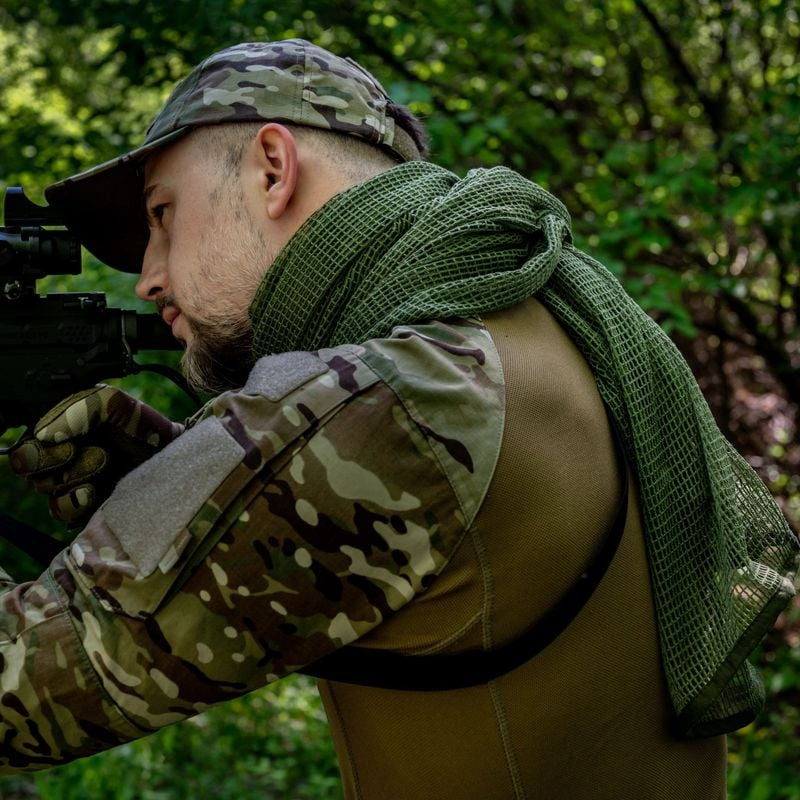 Écharpe filet Vert OD portée en extérieur, camouflage tactique pour airsoft et randonnée