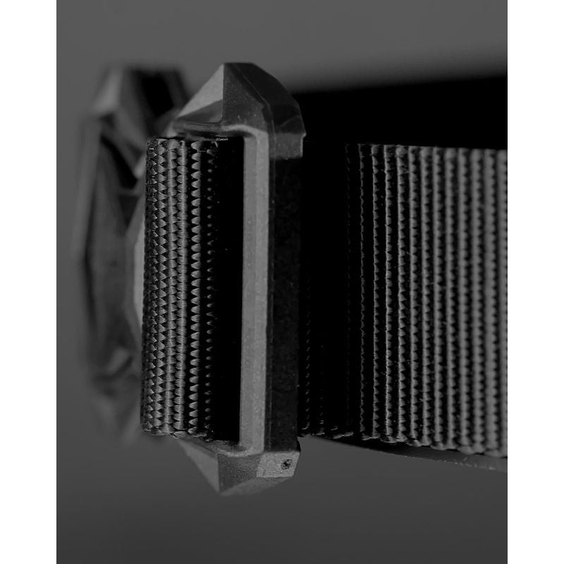 Gros plan sur la boucle AustriAlpin COBRA de la Ceinture Cobra 38 mm Pentagon Noir