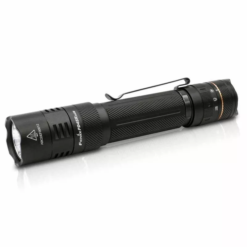 Lampe torche tactique Fenix PD45R ACE en vue inclinée montrant le faisceau avec point chaud et lumiè