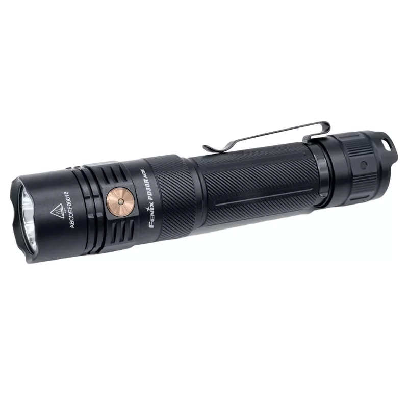 Lampe torche tactique Fenix PD36R ACE vue de face montrant la lentille et la bague, avec corps textu