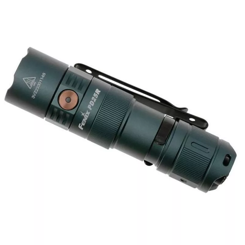 Vue de face de la lampe Fenix PD25R Sierra Green avec objectif et commutateur latéral sur corps alum