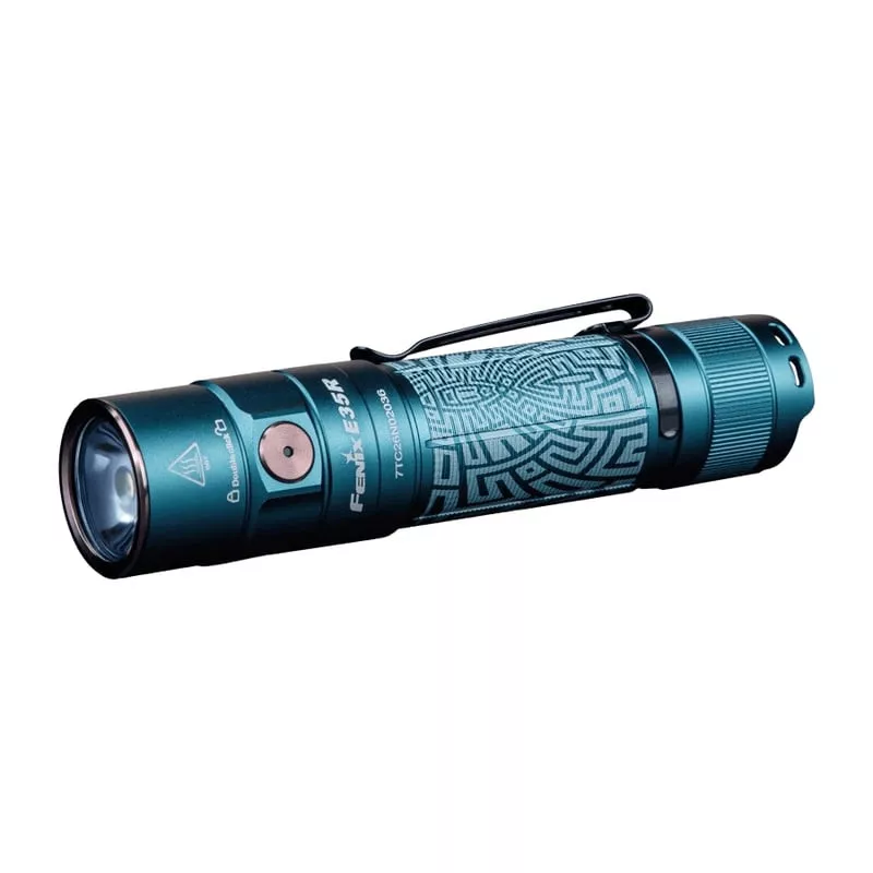 Lampe torche EDC compacte Fenix E35R Graffiti édition limitée vue de face, mettant en valeur sa tail