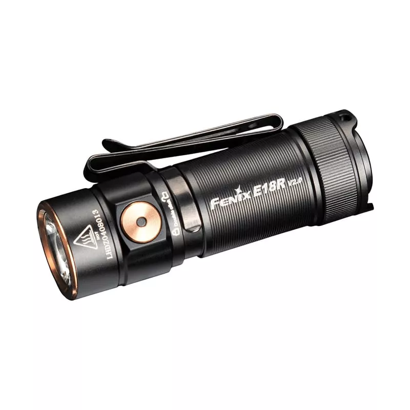 Lampe torche rechargeable Fenix E18R V2.0 sur fond blanc montrant son design compact, sa base magnét