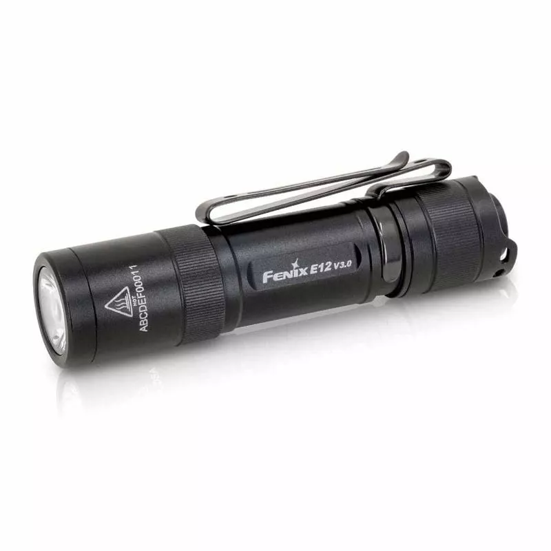 Lampe de poche Fenix E12 V3.0 vue en angle mettant en évidence le corps moleté et la bague, sur fond
