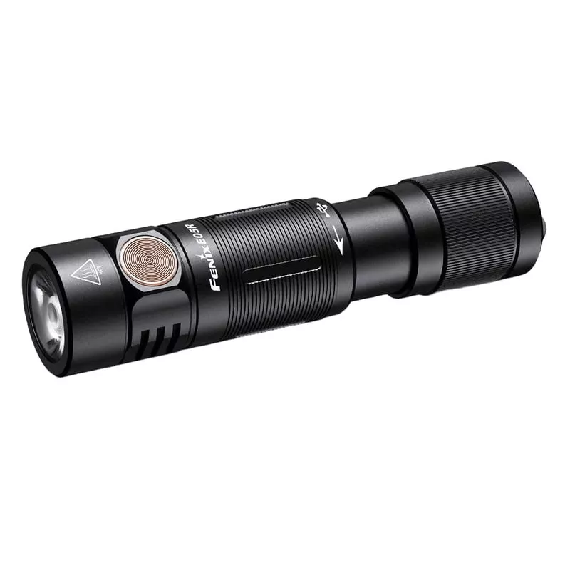 Lampe de poche compacte Fenix E05R sur fond blanc, vue en angle montrant le clip et l'interrupteur a