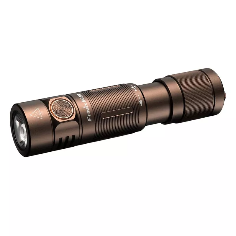 Lampe de poche compacte rechargeable Fenix E05R en noir, posée horizontalement avec clip de ceinture