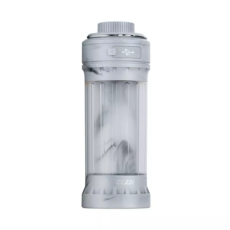 Lanterne rechargeable Fenix CL22R IW Iceberg White sur une surface en bois, montrant sa forme cylind