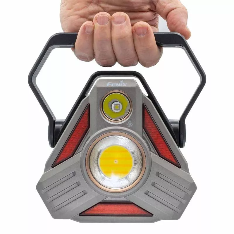 Lampe de chantier Fenix CP50R fixée sur une surface métallique par poignée magnétique, éclairant un 